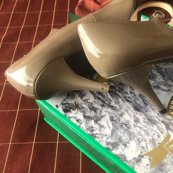 New shoes with a few flaws - Picture 2 of 7